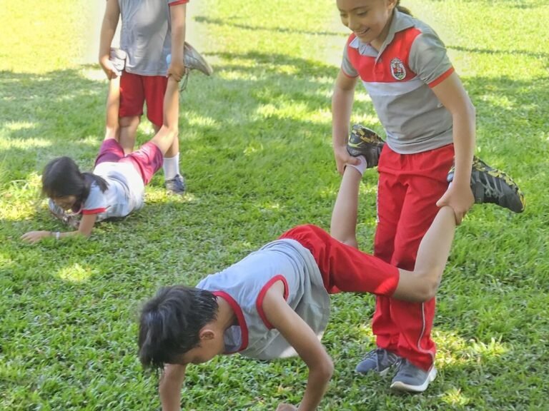 Estudiantes en la granja escolar