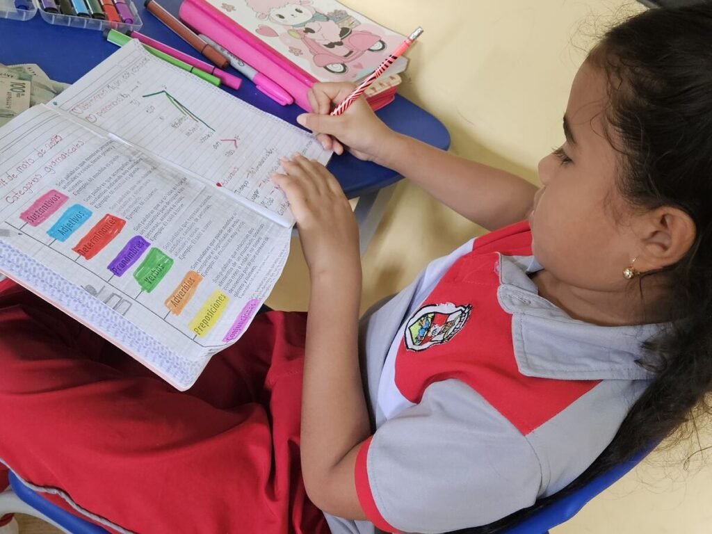 Estudiante revisando su trabajo con acompañamiento docente
