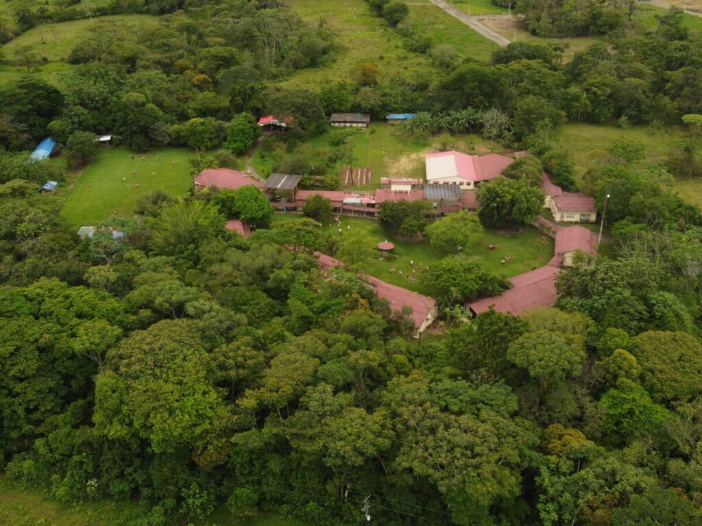 Vista aérea del campus y su entorno rural