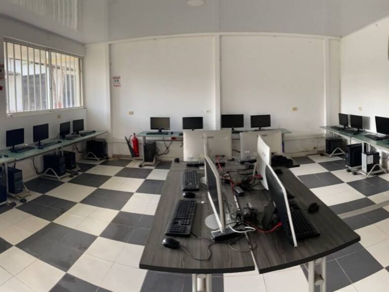 Docente acompañando a un estudiante en el aula