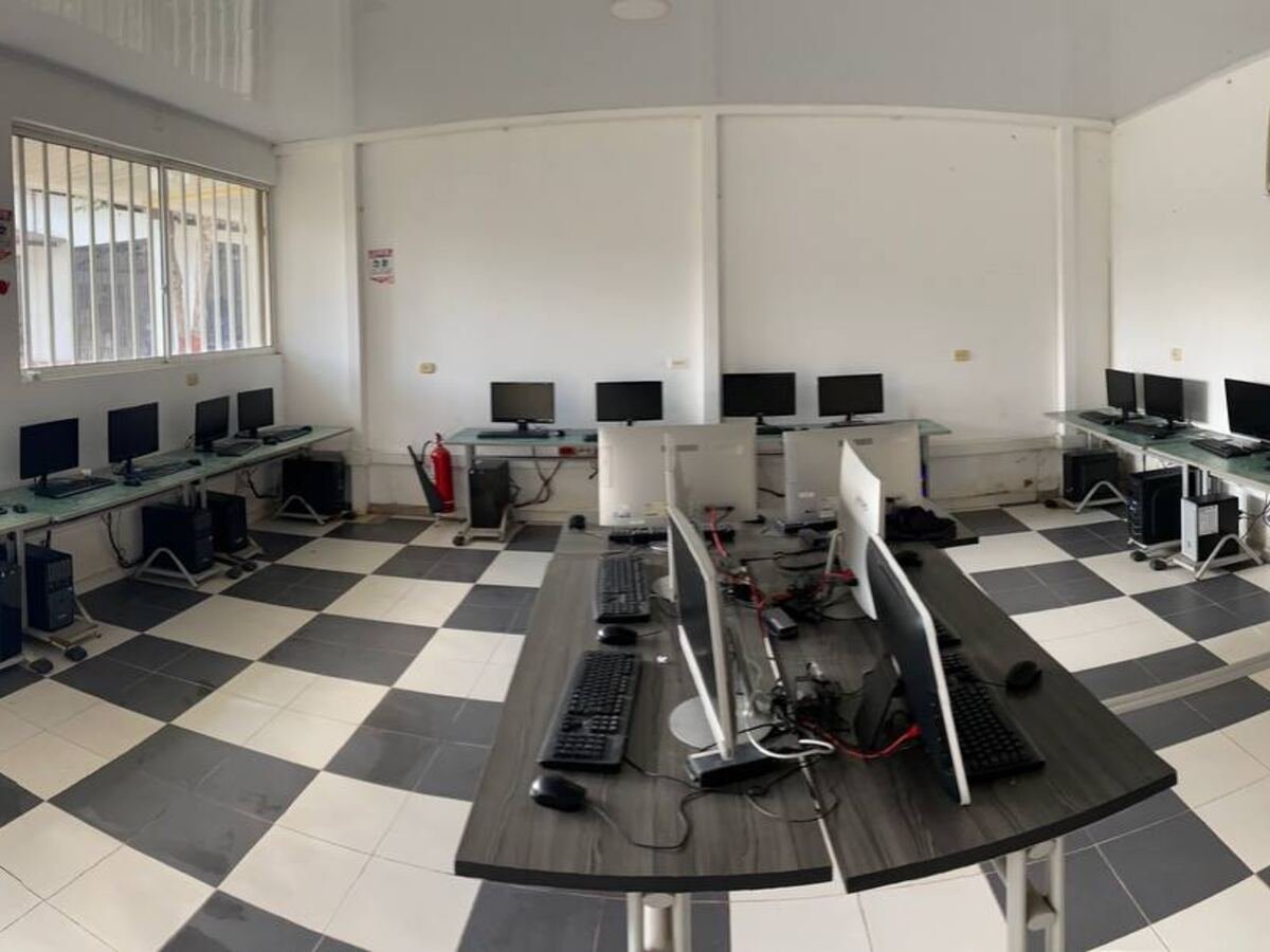 Docente acompañando a un estudiante en el aula