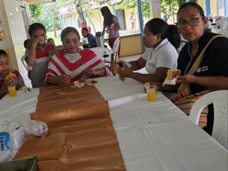 Servicio de almuerzo en el restaurante escolar